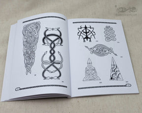 Sida ur bok om vikingsk och slavisk ornamental design med illustrerade designmönster.