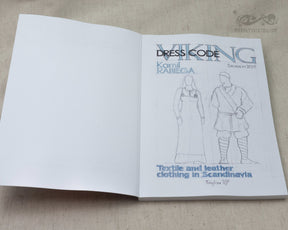Vikingsk brosch med intrikat flätade djurmotiv och järnutformning.