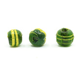 Mörkgrön melonformad glaspärla med gul dekor. Klassisk vikingatida pärlform med gul spiral- och linjdekor på mörkgrön grund. Tre rotationsvinklar på vit bakgrund.