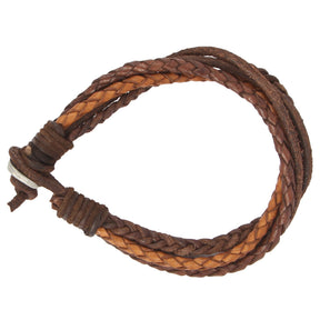 Justerbara läderarmbandet fotograferat framifrån på vit bakgrund, visar flätmönster och stängningsmekanismen