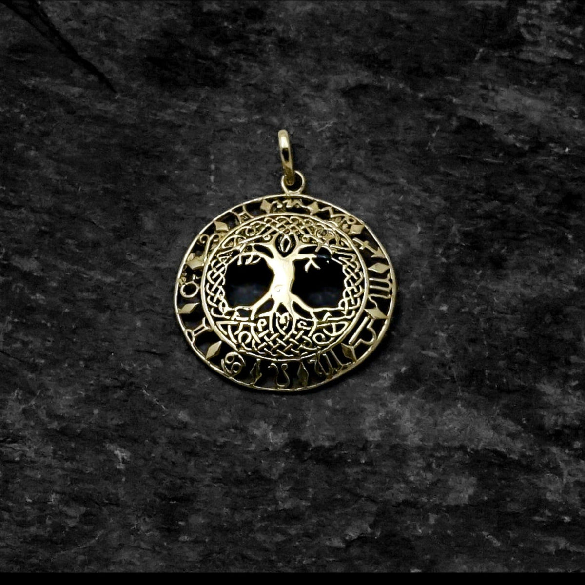 Yggdrasil hängsmycke av mässing med livsträd och keltiska mönster, guld färg, med zodiakala symboler runt kanten