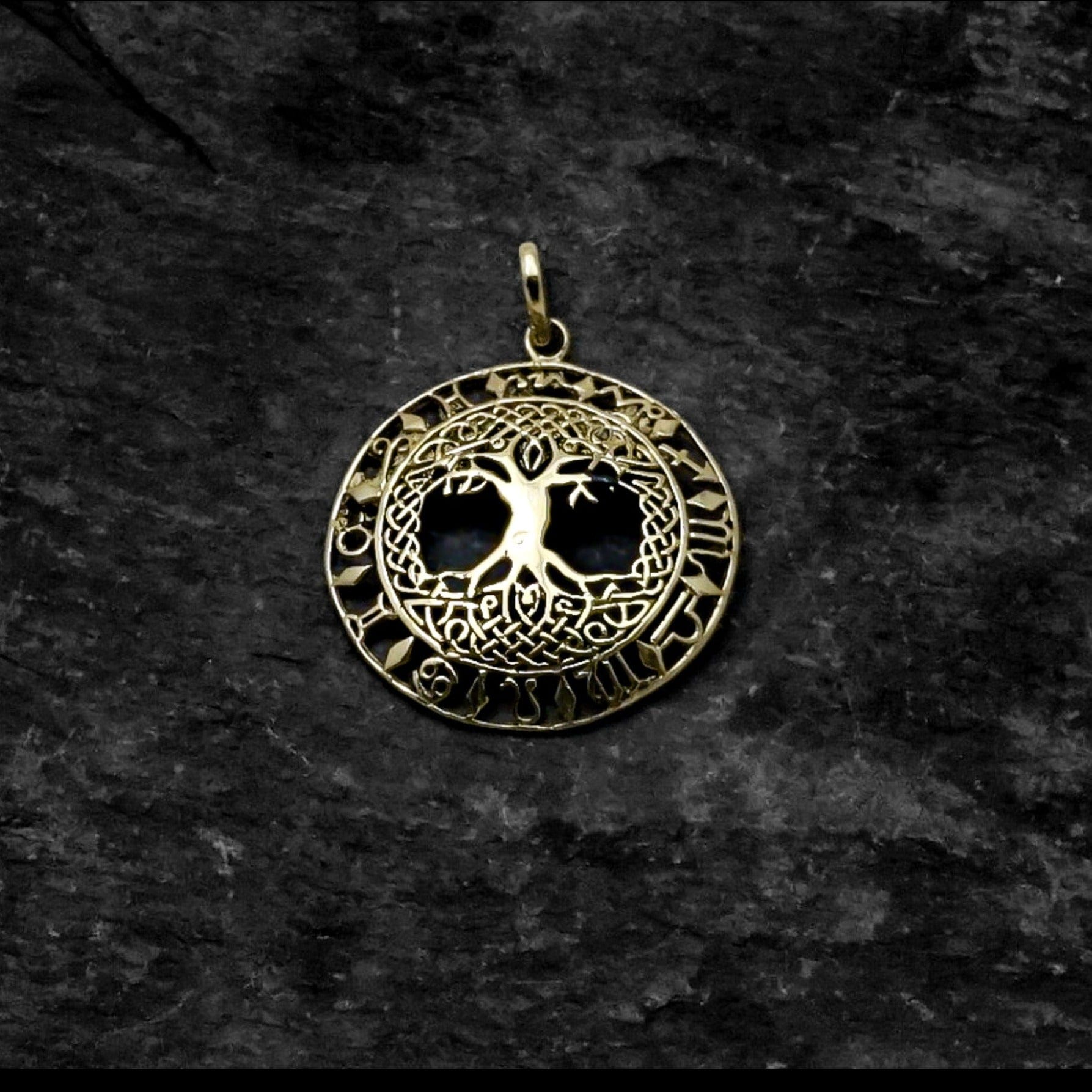 Yggdrasil hängsmycke av mässing med livsträd och keltiska mönster, guld färg, med zodiakala symboler runt kanten