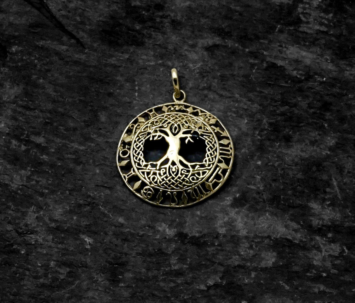 Yggdrasil hängsmycke av mässing med livsträds motiv, keltiska detaljer och zodiakala symboler, guld färg