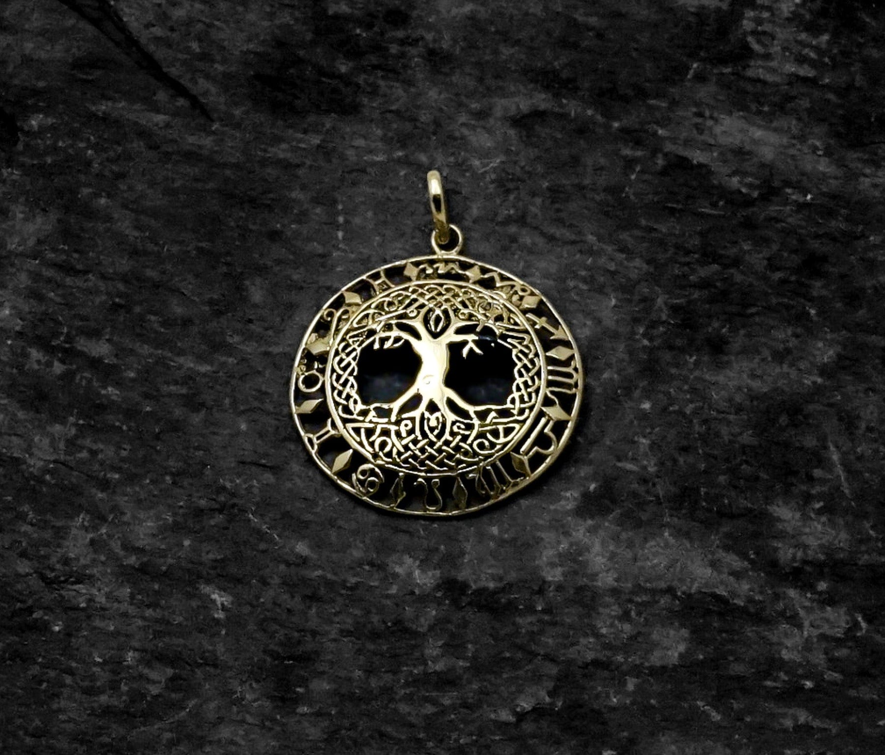 Yggdrasil hängsmycke av mässing med livsträds motiv, keltiska detaljer och zodiakala symboler, guld färg