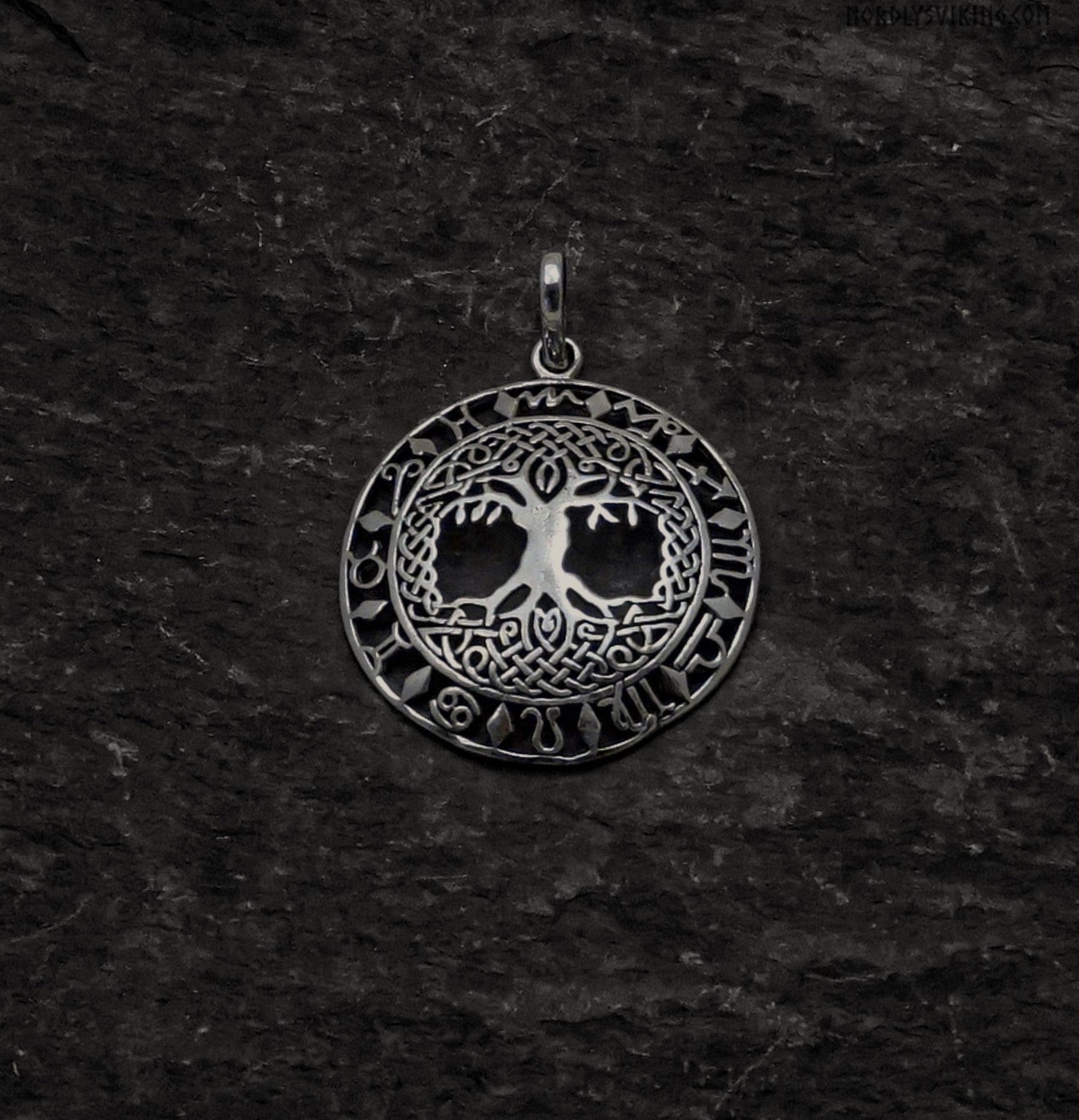 Silverpläterad Yggdrasil hänge med zodiakala symboler i en cirkulär ram. Handgjord mässingsarbete med detaljerat träd motiv.