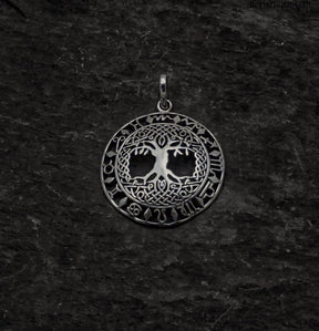 Silverpläterad Yggdrasil hänge med zodiakala symboler i en cirkulär ram. Handgjord mässingsarbete med detaljerat träd motiv.